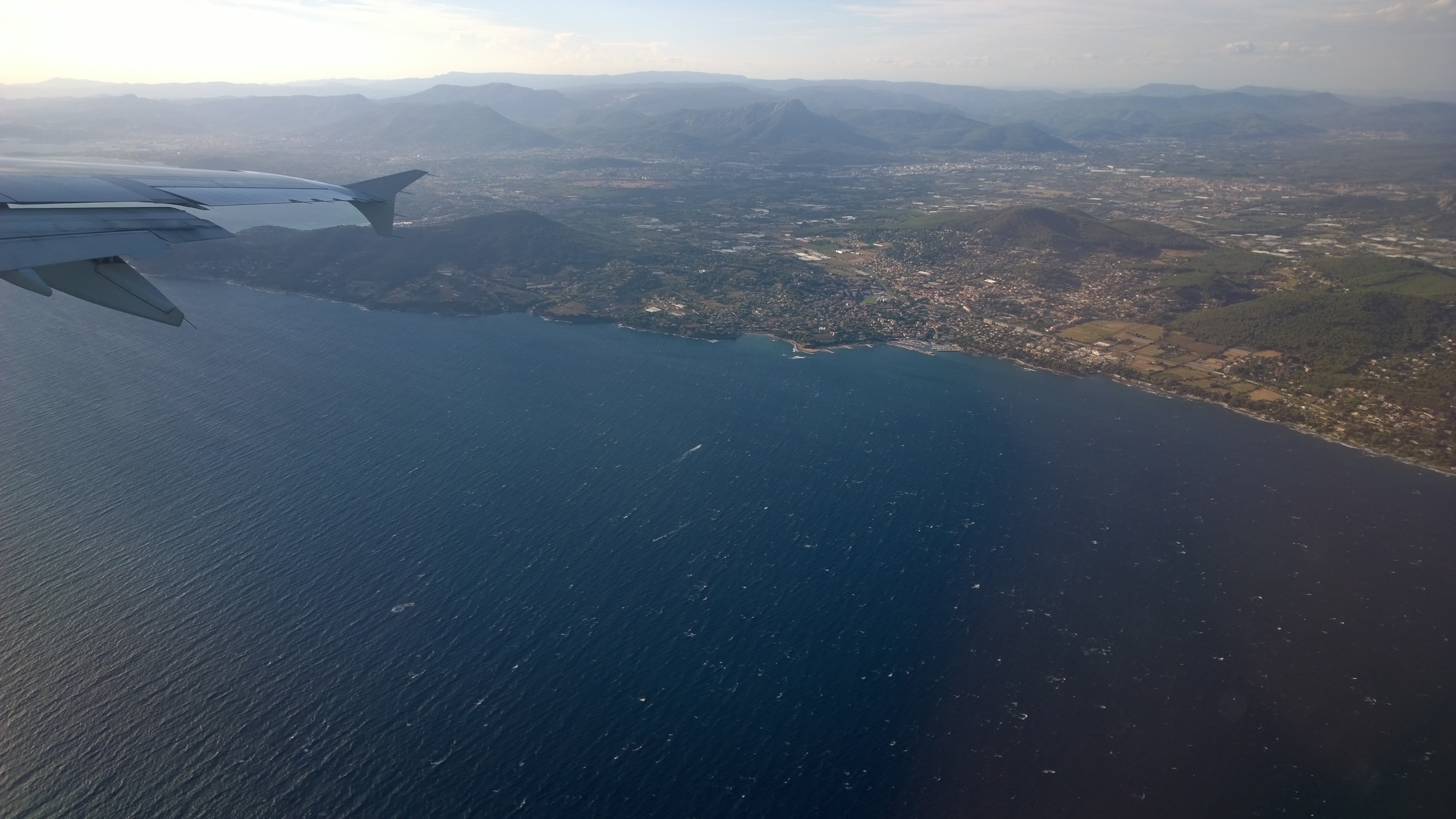 Vue aérienne de Carqueiranne entre littoral méditerranéen et collines boisées