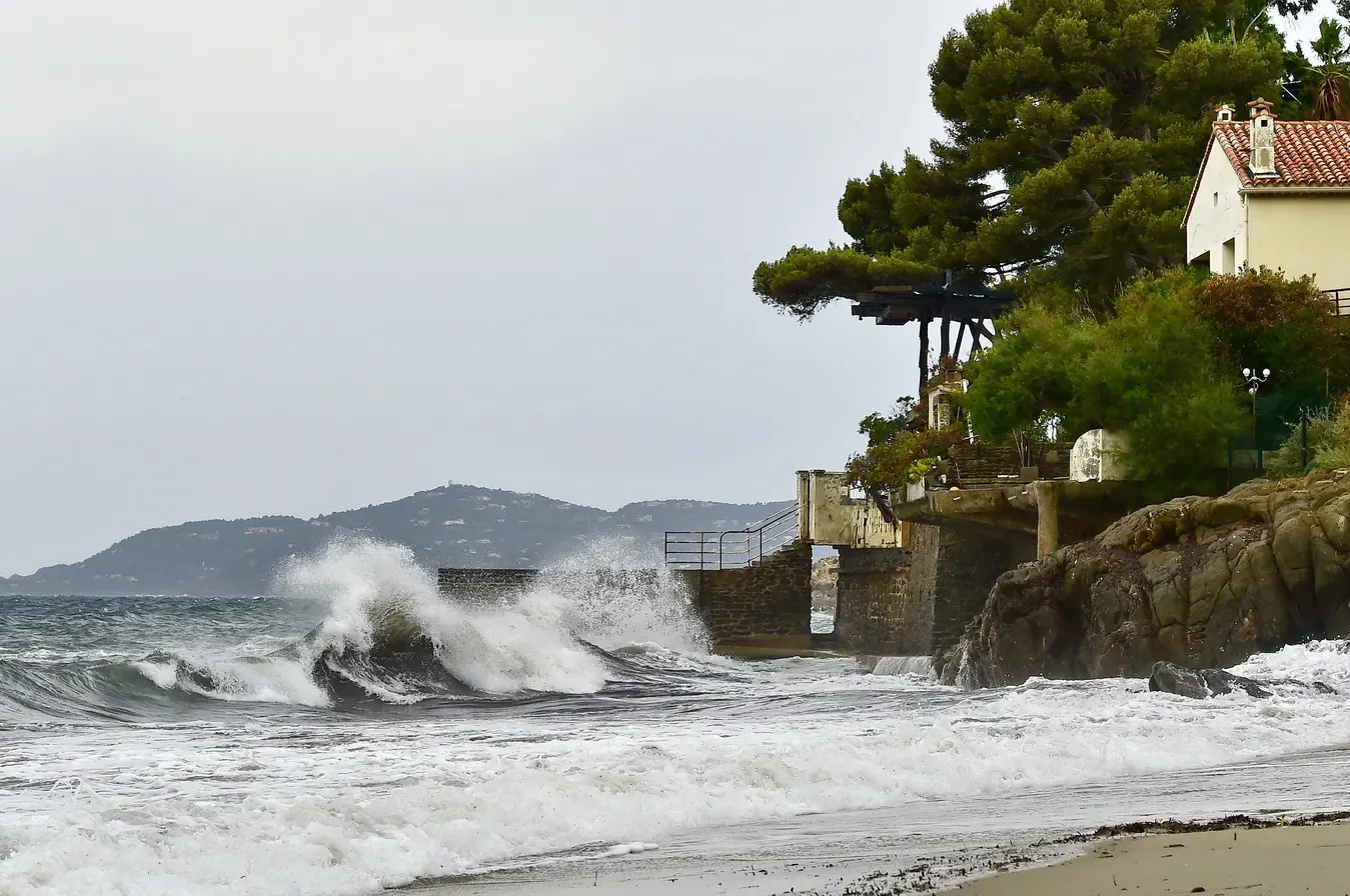 Vivre au Lavandou : 12 plages et marché immobilier confidentiel