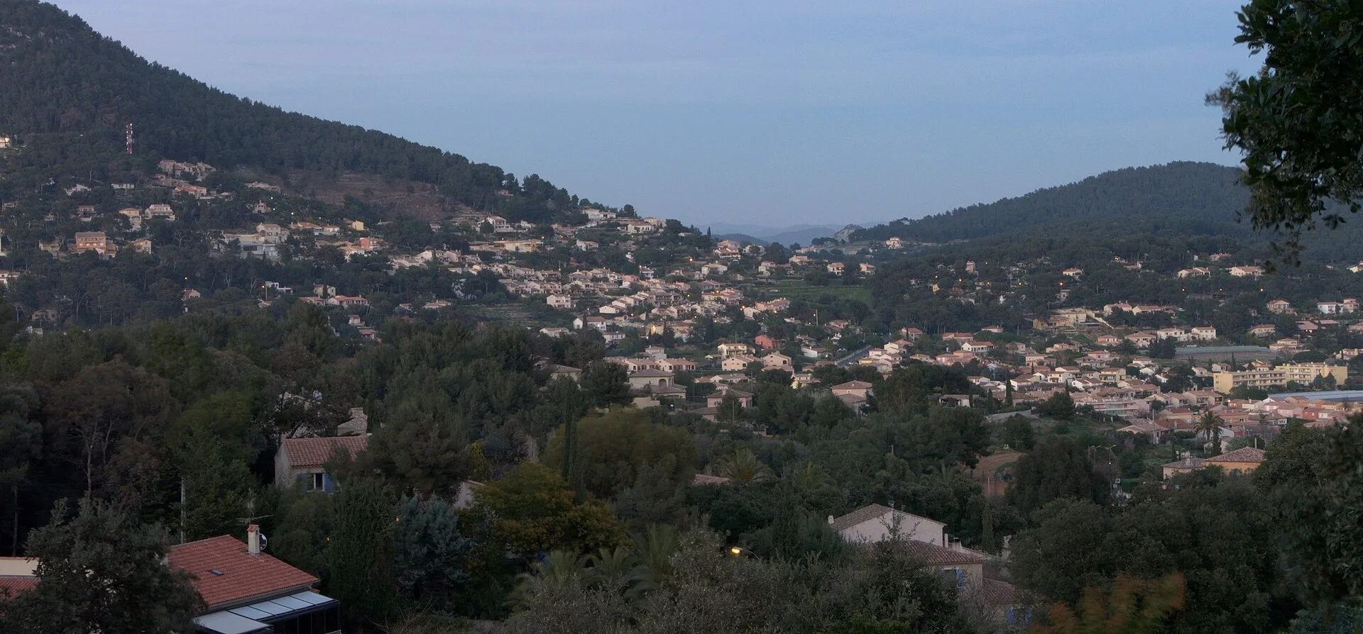 Le village résidentiel de Carqueiranne adossé aux collines boisées, en fin de journée hors saison