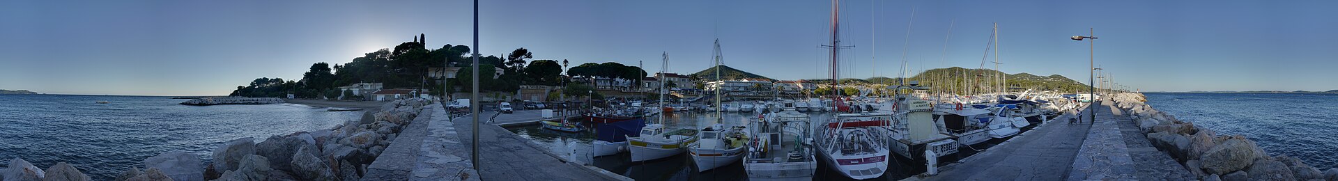 Vivre à Carqueiranne : le guide complet du village varois